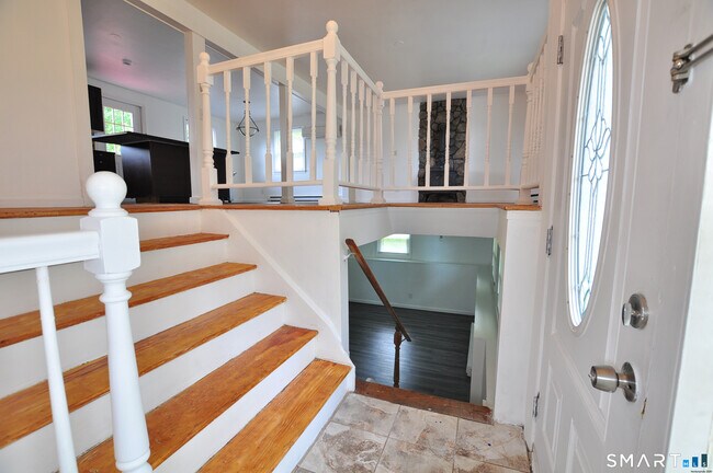 Building Photo - 13 Pleasant View Ave