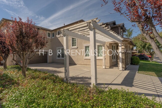 Building Photo - Spacious 5-Bedroom Home with First-Floor Bedrooms & Modern Finishes in Tracy!