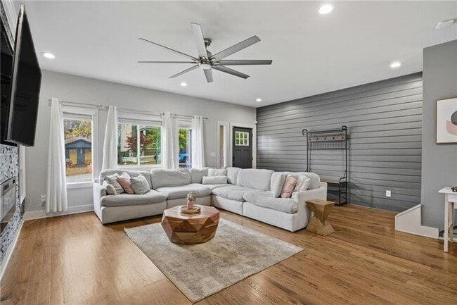 Building Photo - 160 Vanira Ave SE