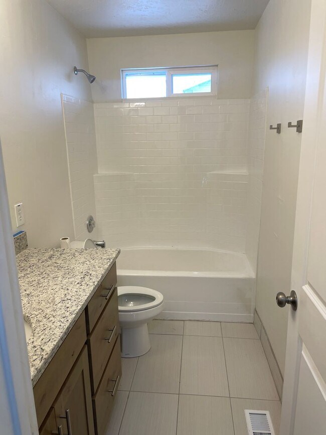 Building Photo - 3 bedroom, 1 bath unit. Newly Remodeled.