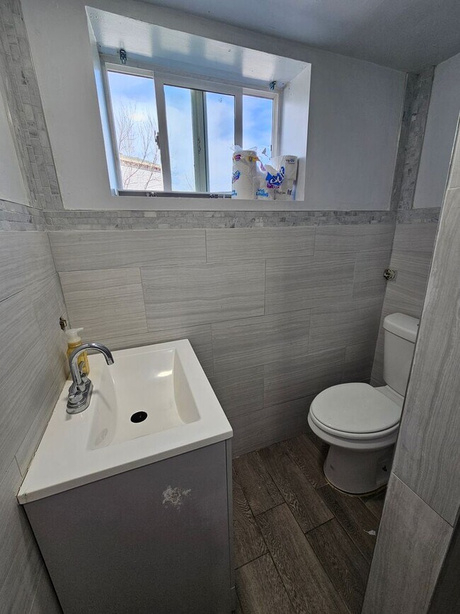 Building Photo - Beautiful 5 Bedroom home in Great Layton Location!