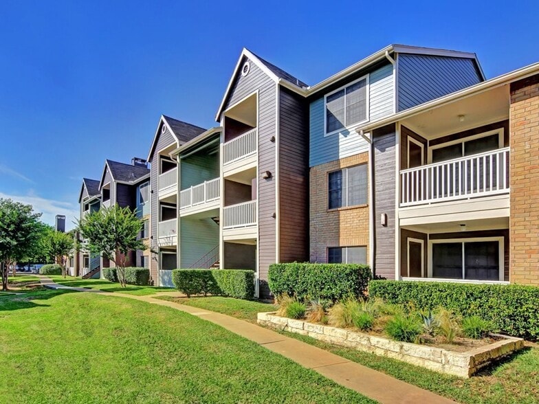 Building Photo - 2015 Cedar Bend Dr