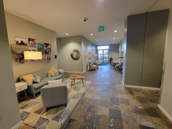 Building Photo - Luxury, Spacious 1 bedroom Apartment in Boulder at the Famous Peloton