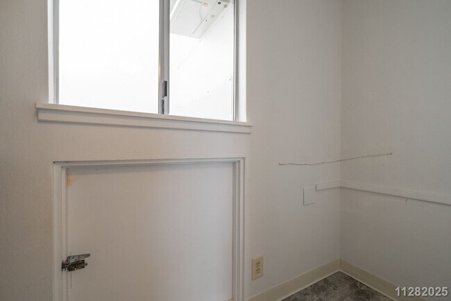 Building Photo - $3650.00 | 4bd/1.5ba Duplex in Pacific Palisades Pearl City