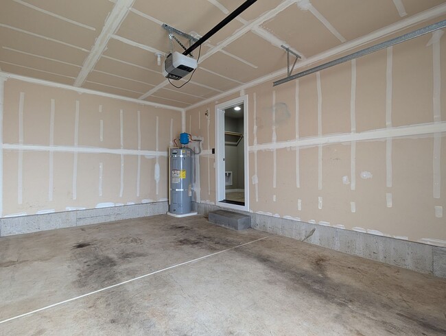 Building Photo - Beautiful 2 bedroom/1 bath home. Landscaping included!