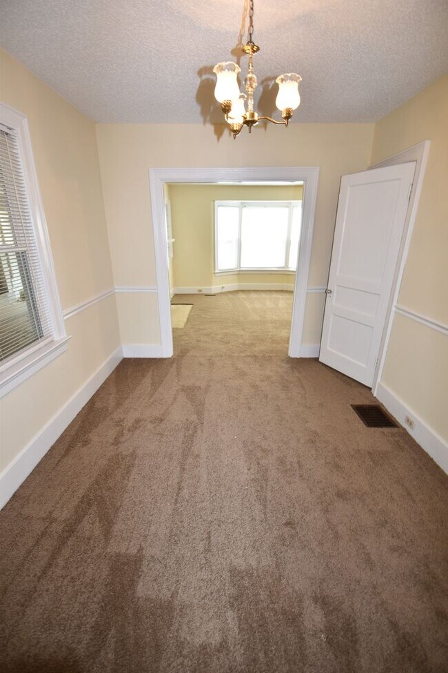 Building Photo - Large 2 Bedroom Home For Rent Near Madison Street!