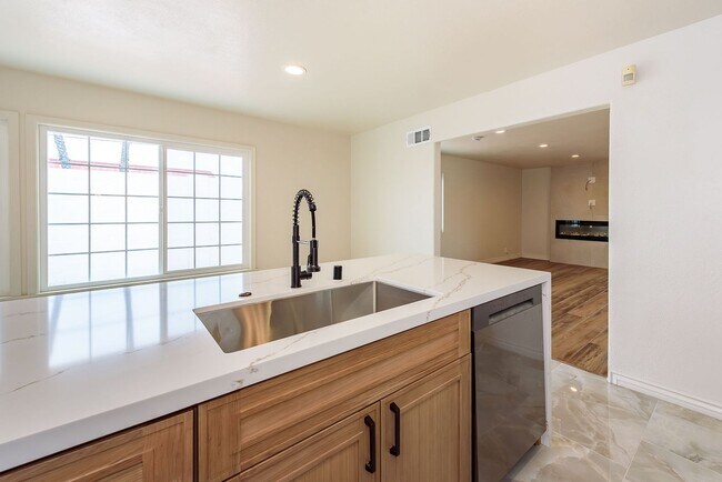 Building Photo - Your Newly Renovated Huntington Beach Oasi...