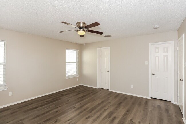 Building Photo - 7802 Mason Dells Dr