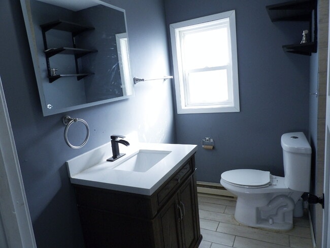 Building Photo - 1 Bed + Extra Room Upper Level Unit in East Harriet Duplex