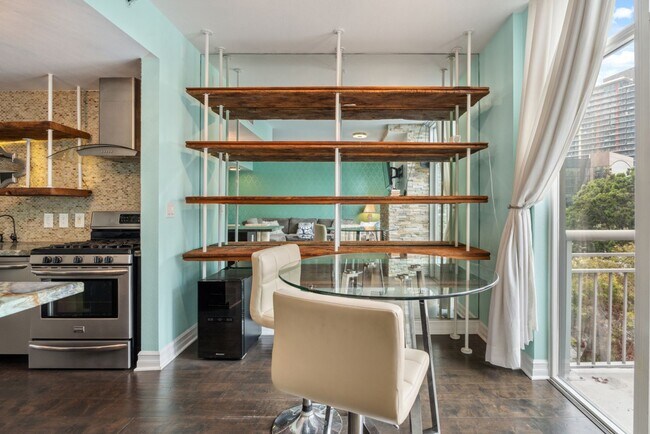 Building Photo - Modern 2-Bedroom Condo with Premium Amenities in Downtown San Diego