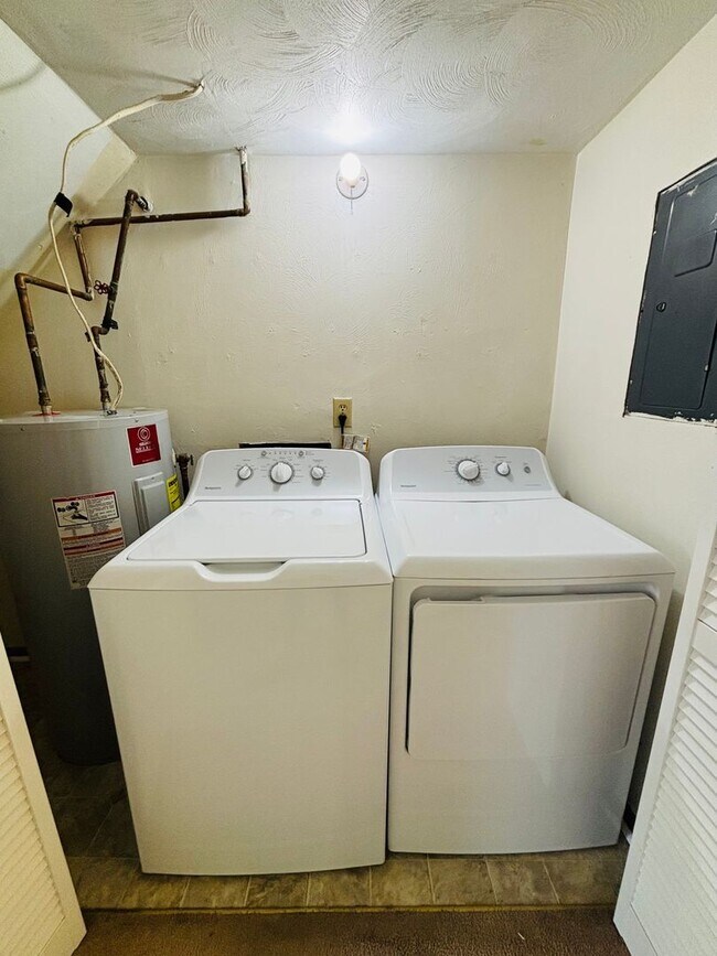 Building Photo - 2 Bedroom, 1.5 Bath Townhouse