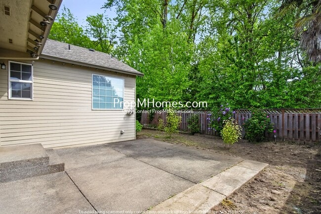 Building Photo - Spacious Three Bedroom Home in Clackamas!