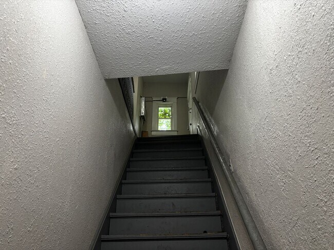 Building Photo - 401 N 5th St