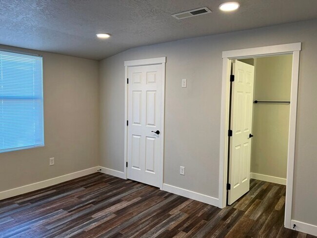 Building Photo - 3Bd/2Ba Two Story House - Available Now!