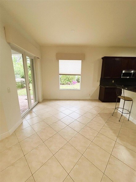 Building Photo - 879 SW Pebble Ln