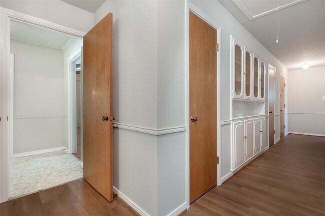 Building Photo - 6105 E University Blvd