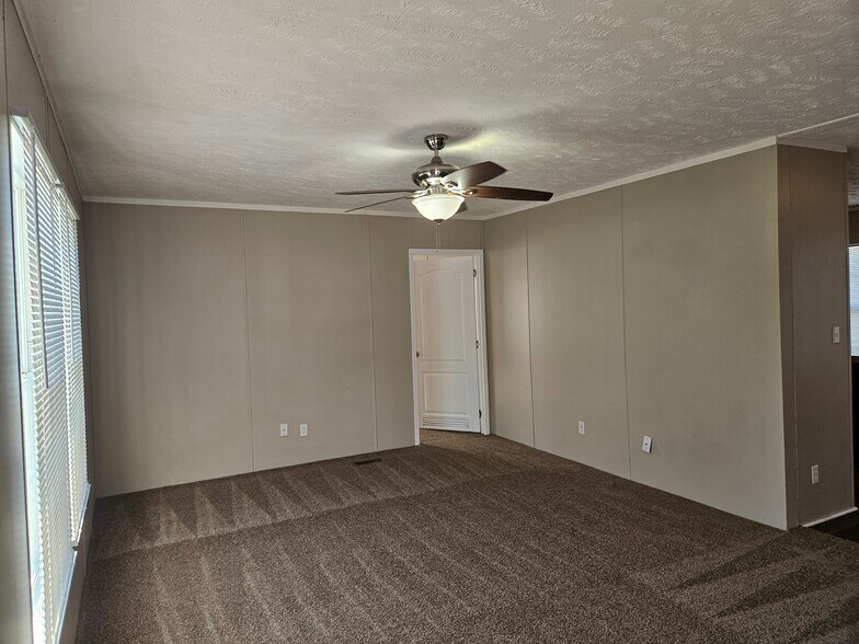 Building Photo - 61 Lynnwood Cir