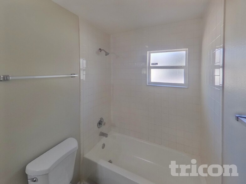 Building Photo - 1002 E 108th Ave