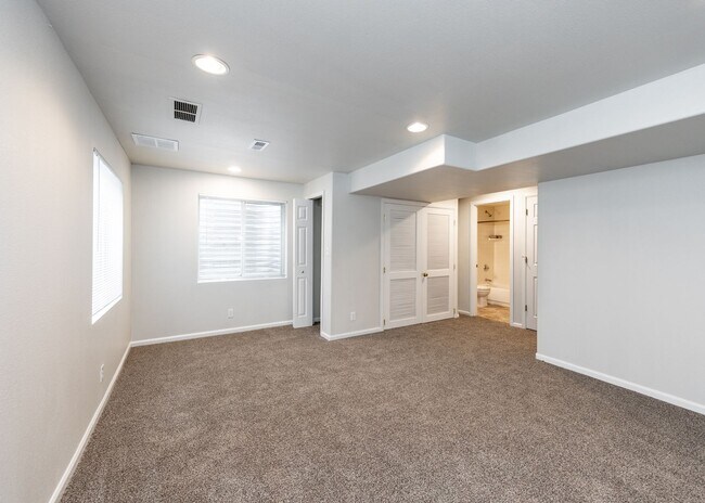 Building Photo - Newly Updated 4 Bed Home Centrally Located