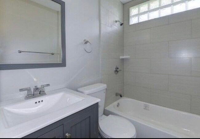 Upper Level Guess Bath - 5108 Bass Pl SE