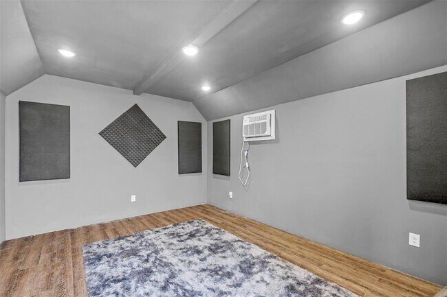 Building Photo - 2909 Lake Park Dr
