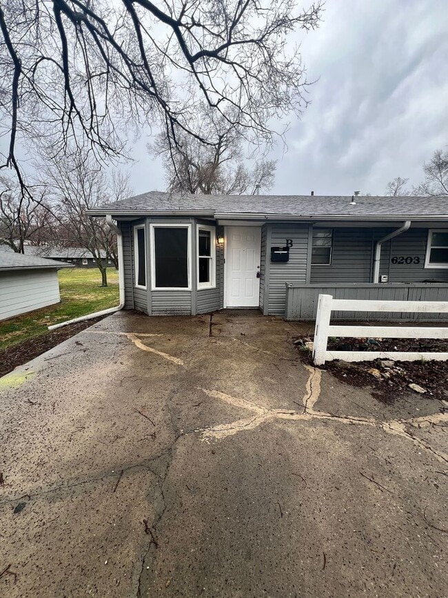 Building Photo - Grandview 2-Bed/1-Bath Duplex