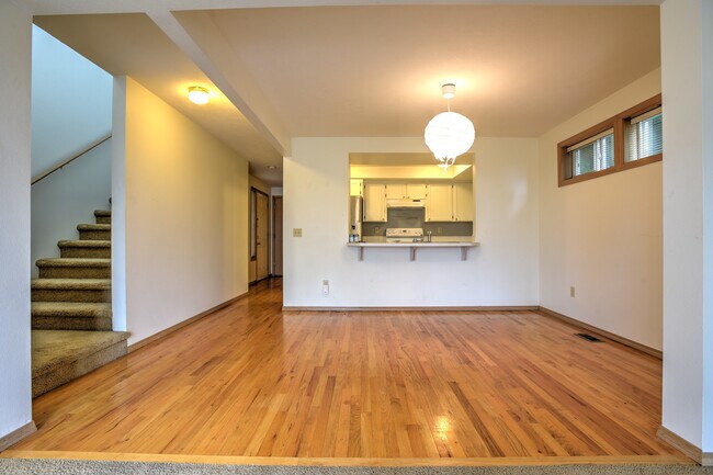 Building Photo - Lovely upper 2 floors of Large home in Phi...
