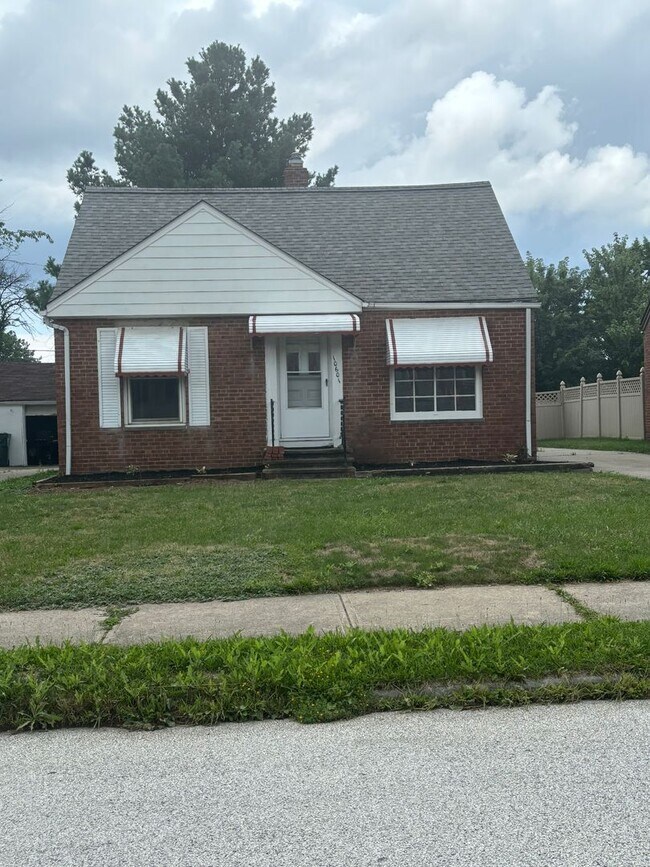 Building Photo - Spacious Single Family 3 Bedroom with Central Air - Will Not Last Long!