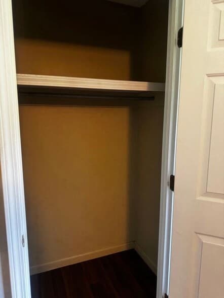 Building Photo - 806 Lois Ln