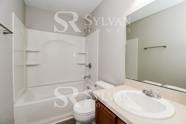 Building Photo - You'll love this well maintained townhouse!