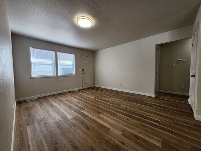 Building Photo - 1421 Anita St