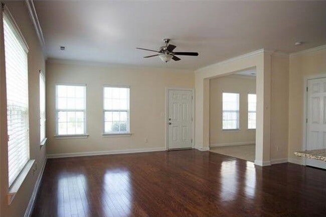 Building Photo - GORGEOUS 3 BR Townhome in the Heart of Bal...