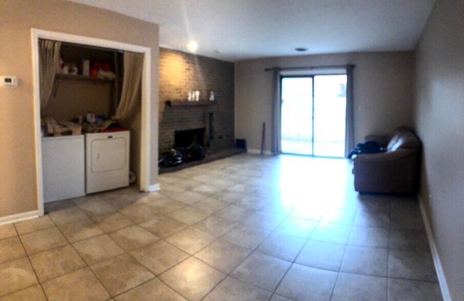 Living area - 1025 Carolina Rd