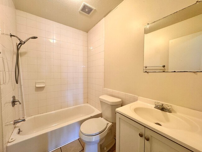 Building Photo - 2 Bedroom • 1.5 Bath • Townhouse Style Apa...