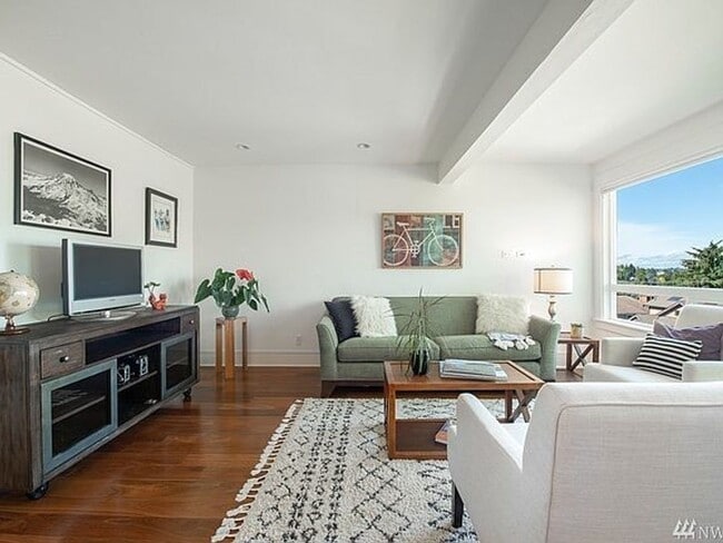 Building Photo - Beautifully Updated Queen Anne 2bd 2bath T...
