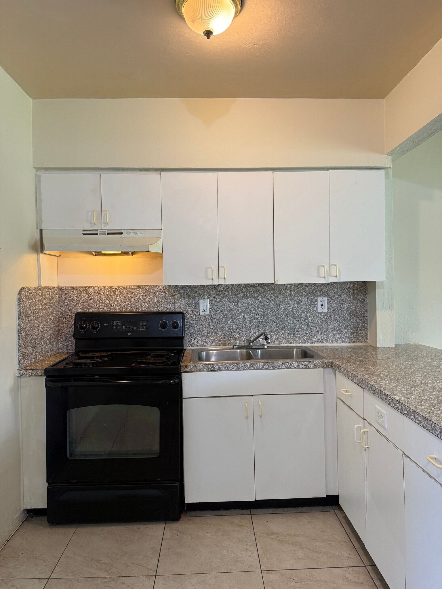 Kitchen - 670 NE 132nd St