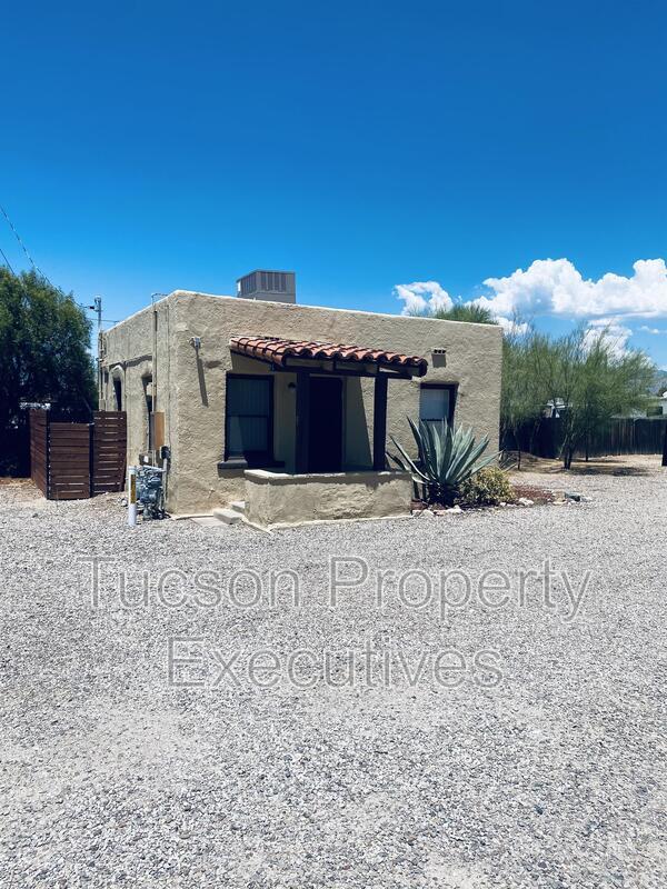 Building Photo - 2632 N Stone Ave