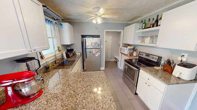 Building Photo - Fully Renovated 3 Bedroom GEM close to sho...