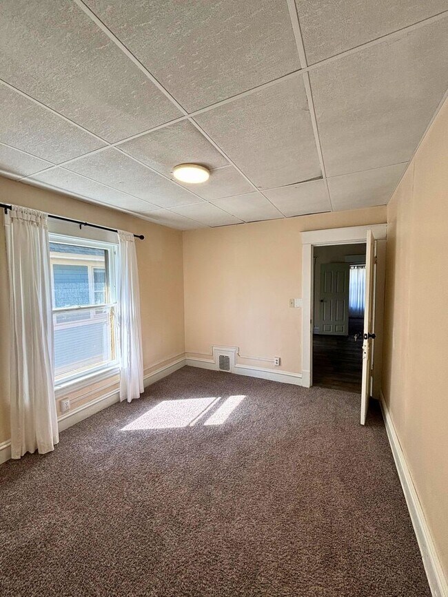 Building Photo - 216 Lafayette Ave NE