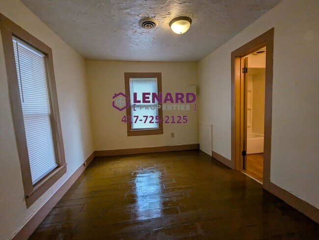 Building Photo - Cozy 2 Bedroom House!