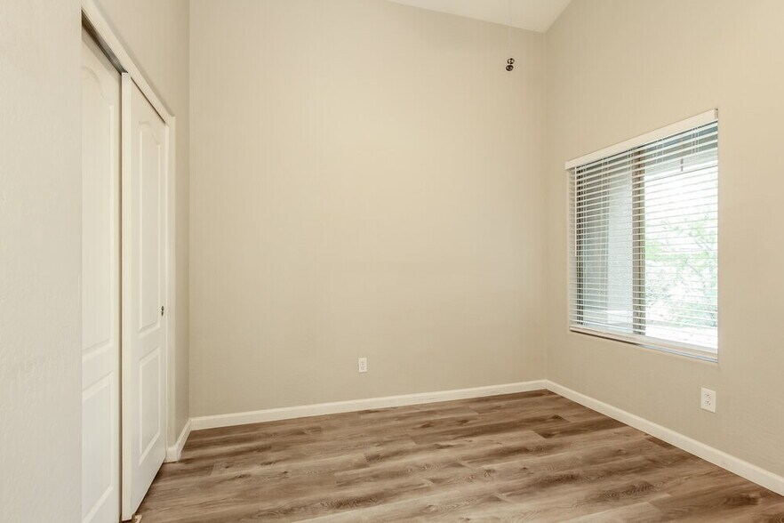 Building Photo - 25549 W Winslow Ave