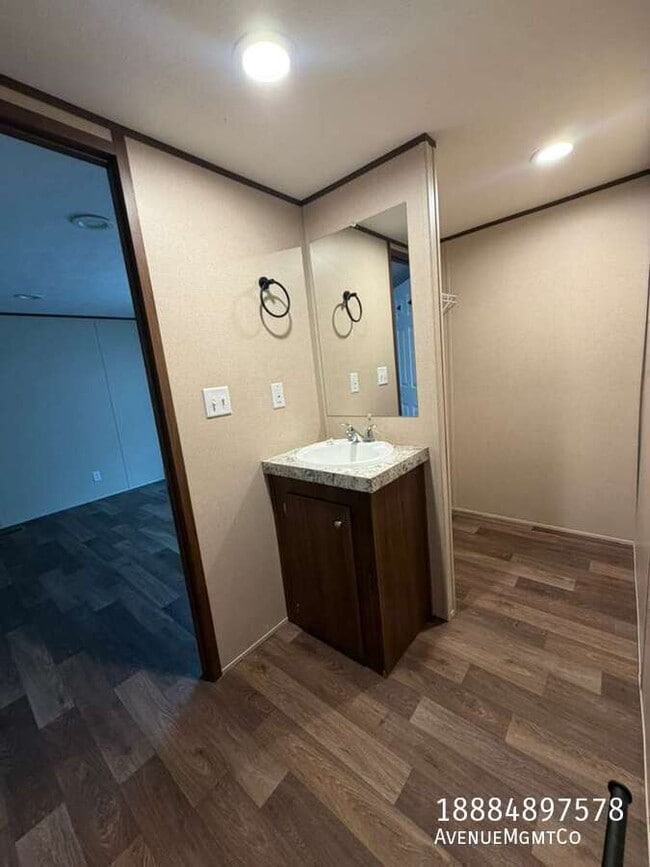 Building Photo - 512 10th St SW