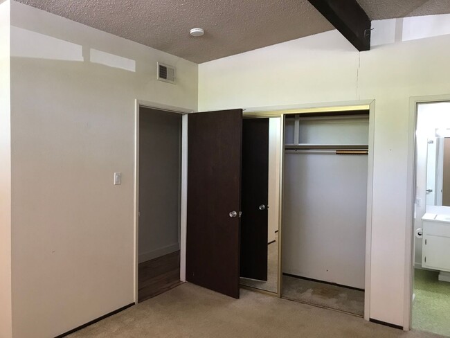 Building Photo - Sprawling 7 bedroom home available for sum...