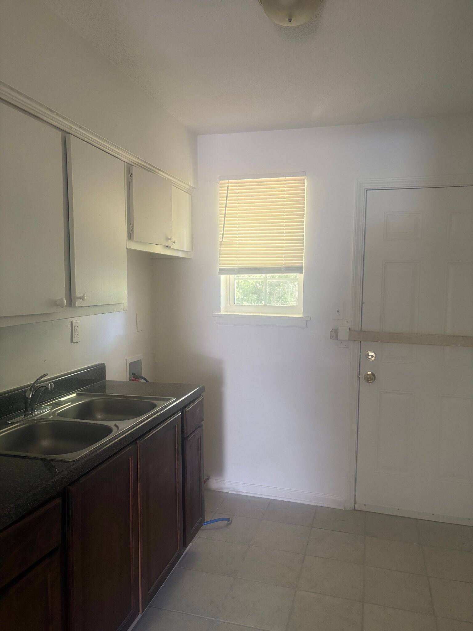Building Photo - 2565 Peres Ave