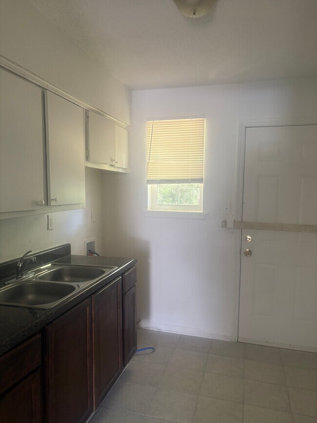 Building Photo - 2565 Peres Ave