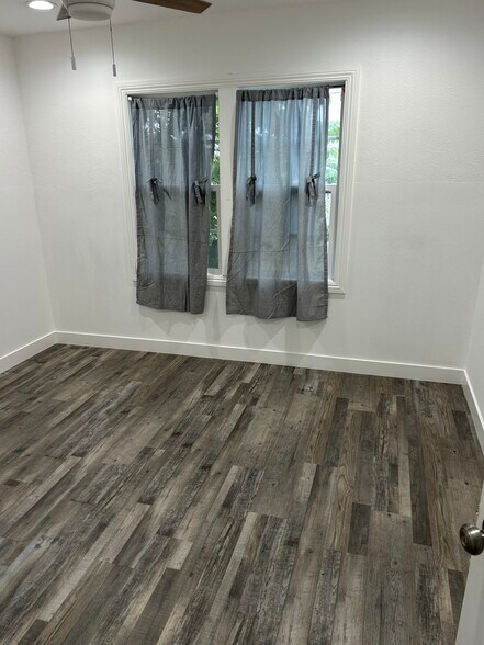 Building Photo - 4600 W 170th St