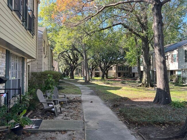 Building Photo - 12925 Trail Hollow Dr