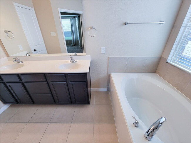 Building Photo - "Charming 3-Bed, 2-Bath Retreat in Humble, TX – Your Perfect Home Awaits on Justin Ridge Ln!"