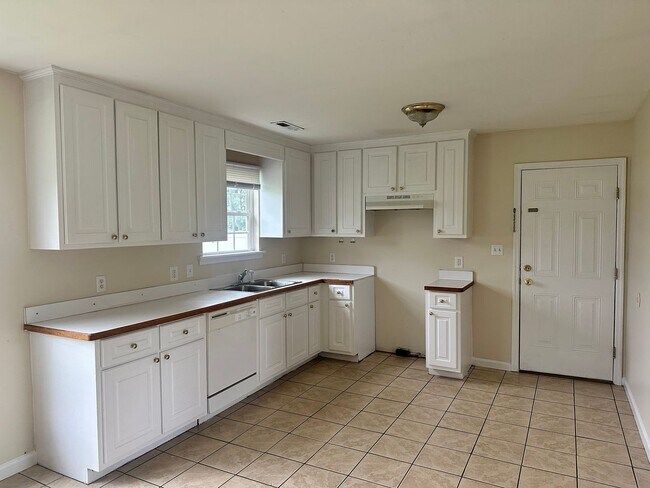 Building Photo - 2215 Cotton Dr