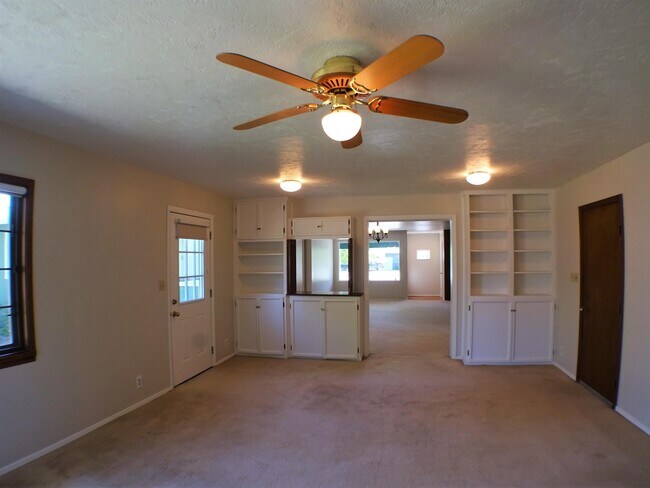 Building Photo - 886 Lynn Ln